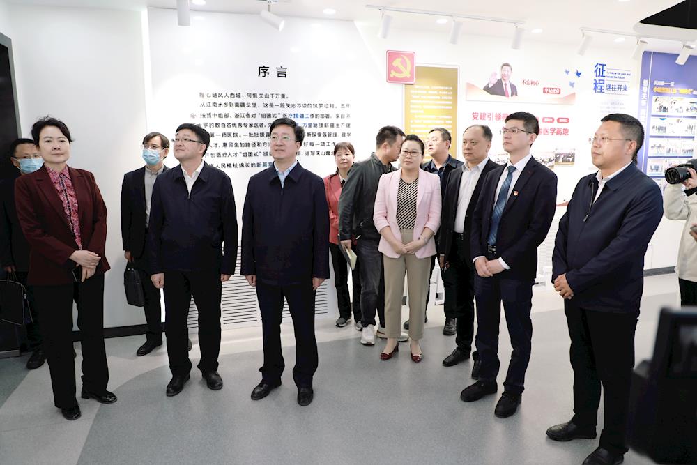 国家医疗保障局党组成员、副局长施子海一行莅临第一师医院调研指导工作