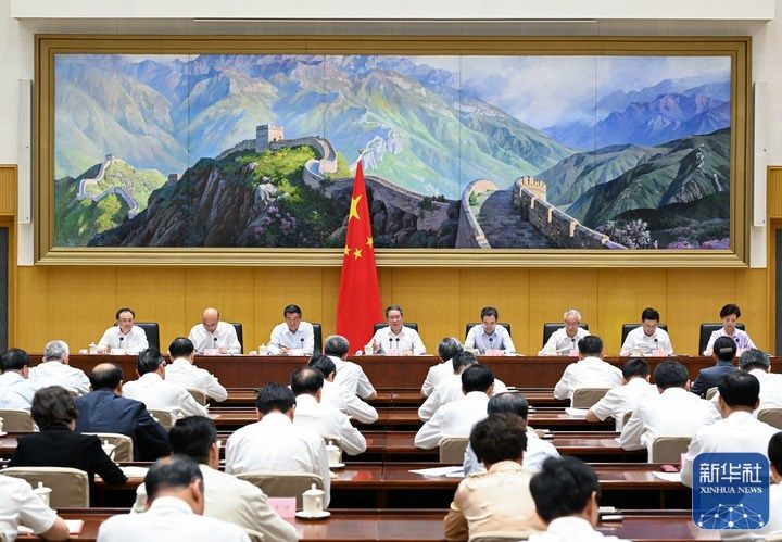 李强主持召开国务院第二次全体会议强调 全面落实党中央决策部署 坚定不移推动高质量发展 大力提升行政效能 为完成各项任务提供有力保障
