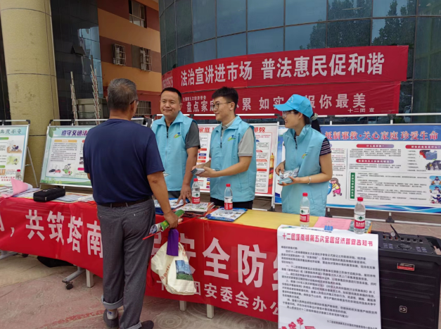 十二团深入市场，宣讲“五经普”