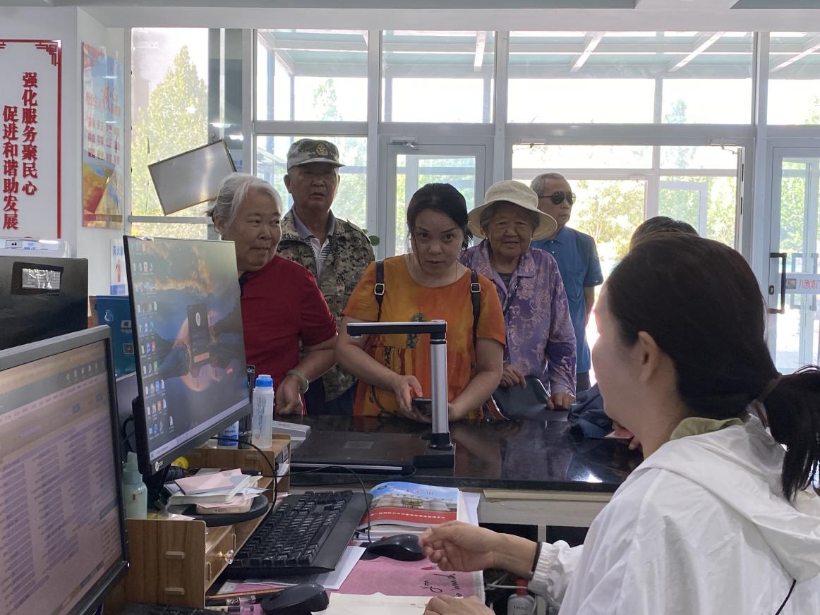 八团社保所强化窗口作风建设 提升社保服务水平