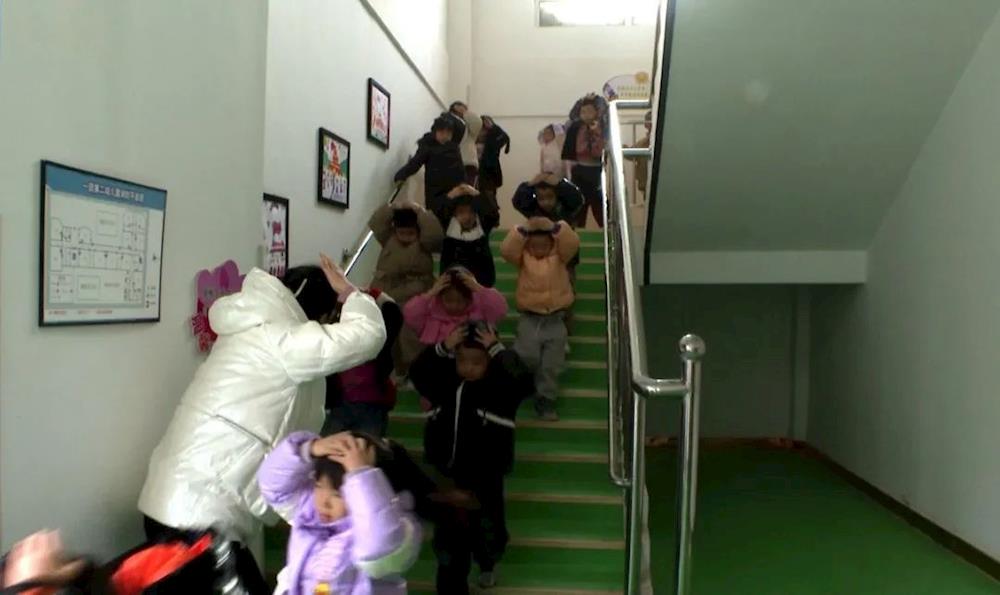 一团幼儿园开展地震应急疏散演练活动