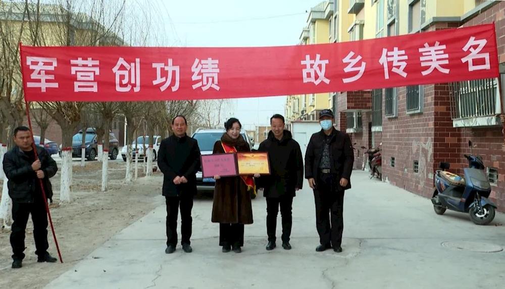 敲锣打鼓送喜报 尊崇荣光暖人心