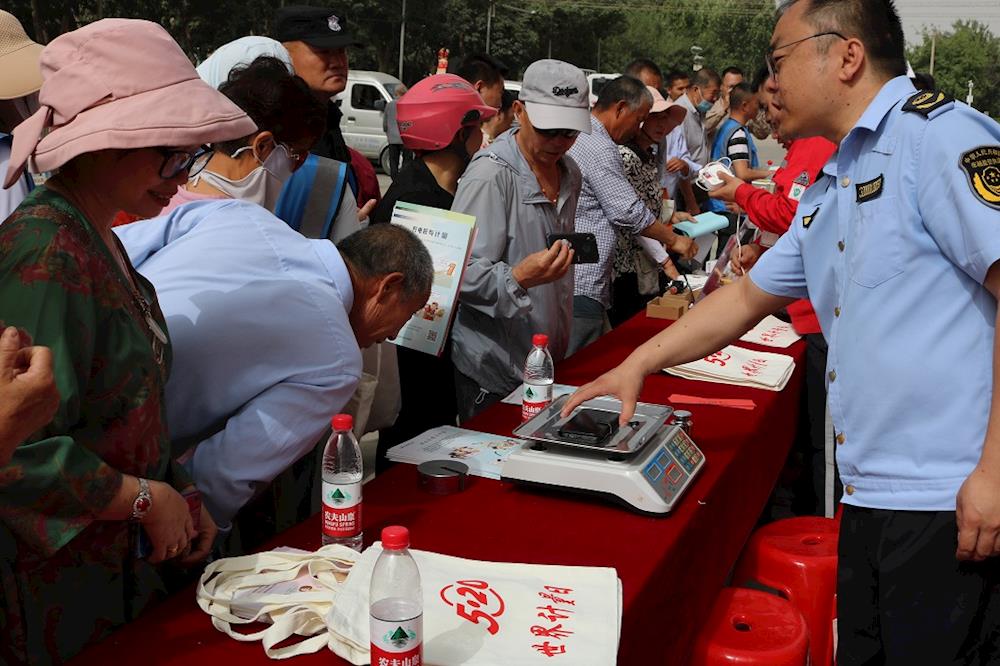 营造公平诚信消费环境 阿拉尔市举办“5·20 世界计量日”现场宣传活动