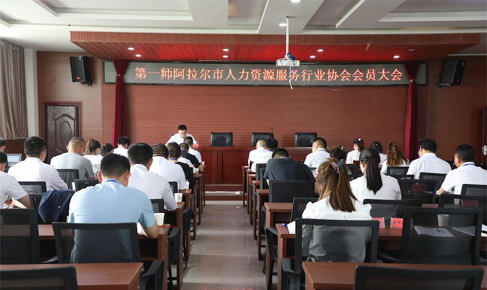 ·师市人社局始终将“我为群众办实事”贯穿始终，为群众解困解难