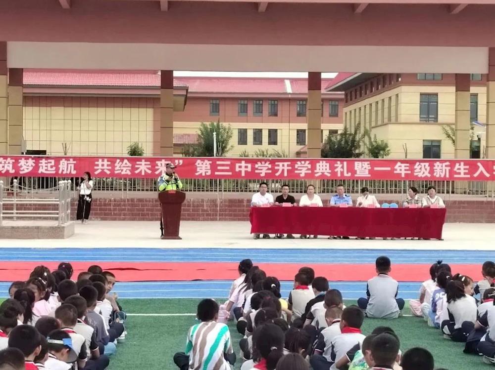 一师公安交警持续开展交通安全进校园宣传活动