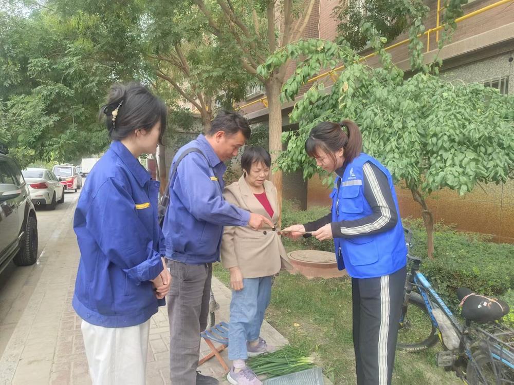 垃圾分类来敲门，入户宣传见成效