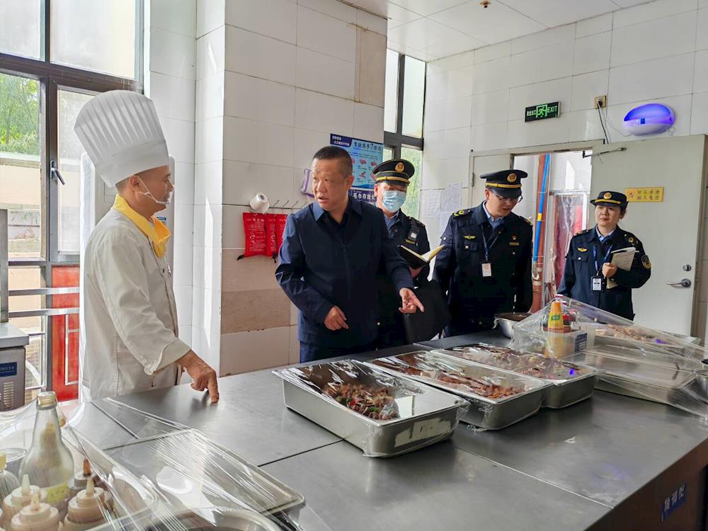 我为群众办实事 师市市场监管局国庆“不打烊”守护百姓生活