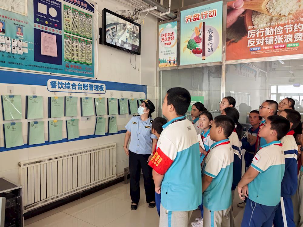 师市市场监督管理局在一团中心小学及餐饮店开展“反对浪费 崇尚节约”宣传活动