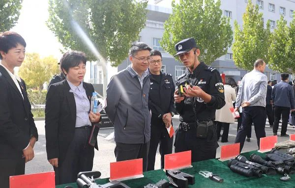 第一师阿拉尔市基层党建和人才工作现场会观摩团一行赴特警支队观摩机关党委工作开展情况
