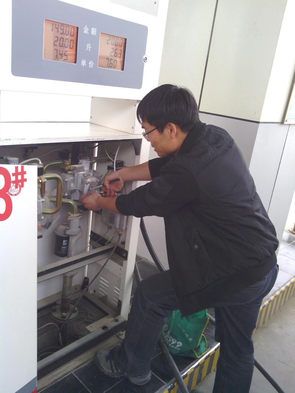 第一师阿拉尔市市场监督管理局 强化加油机计量检定 营造放心消费环境