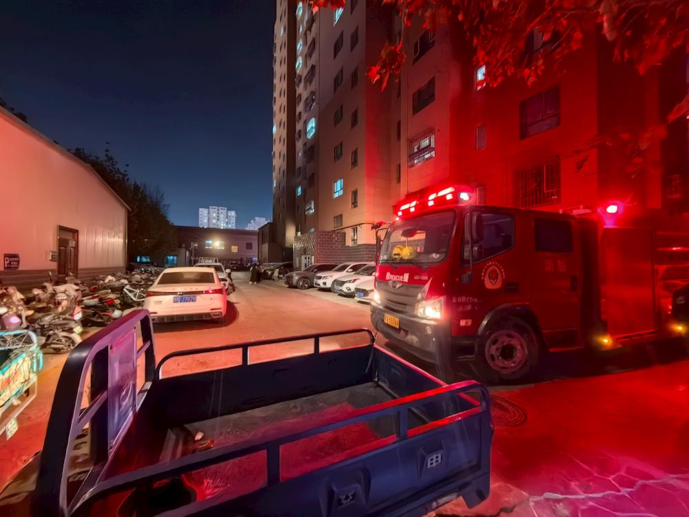 聚焦夜间停车高峰 第一师阿拉尔市 “以车探路” 夜查住宅小区消防通道隐患