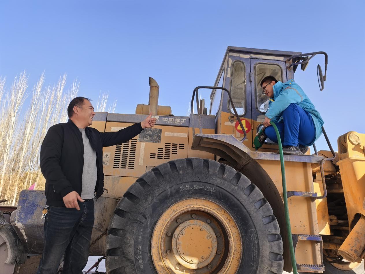 阿拉尔石油公司： 流动加油进棉田 能源保供助秋收