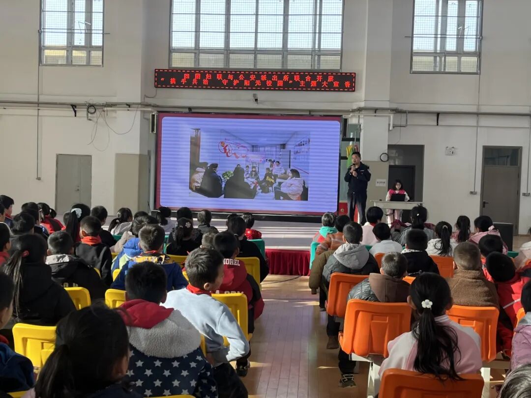 四团开展“携手共治·守护阳光校园”  法治宣讲活动