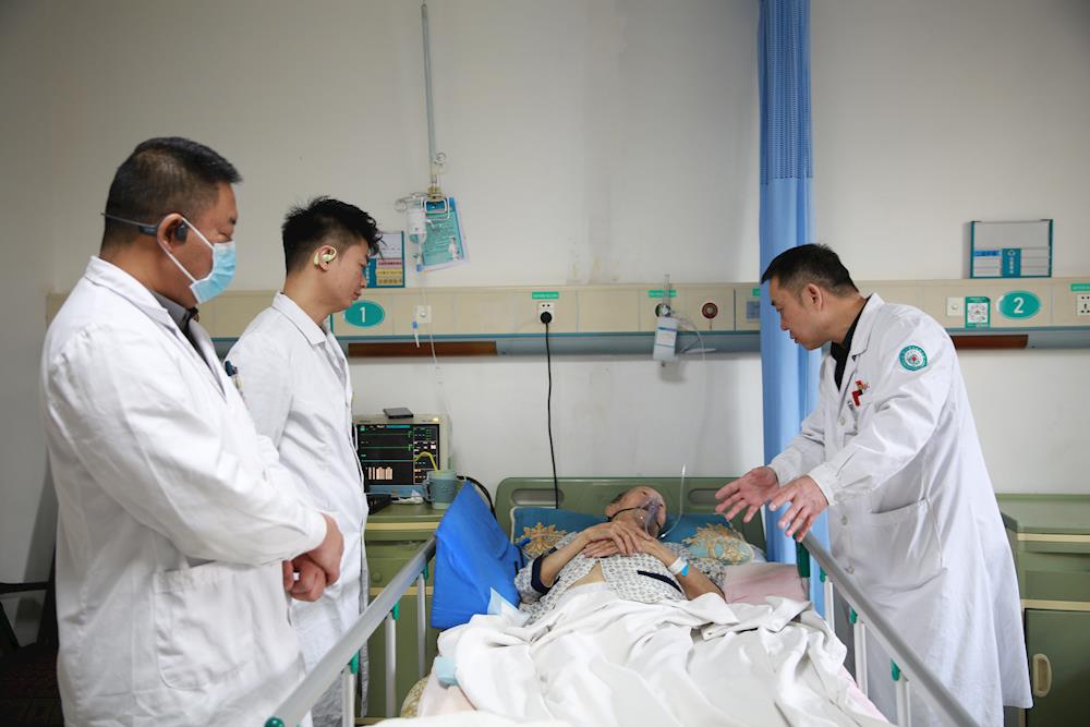 首秀！机器人“操刀”脊柱手术  第一师医院开启智能骨科时代