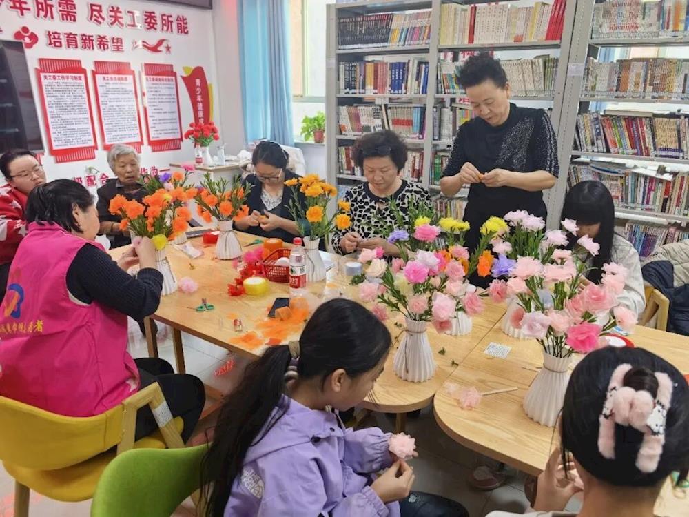 新时代文明实践 | 六团“知心奶奶”陪同社区青少年开展迎新春手工花束制作活动