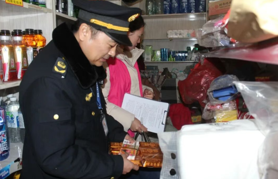 十二团多部门联合整治 规范殡葬用品市场