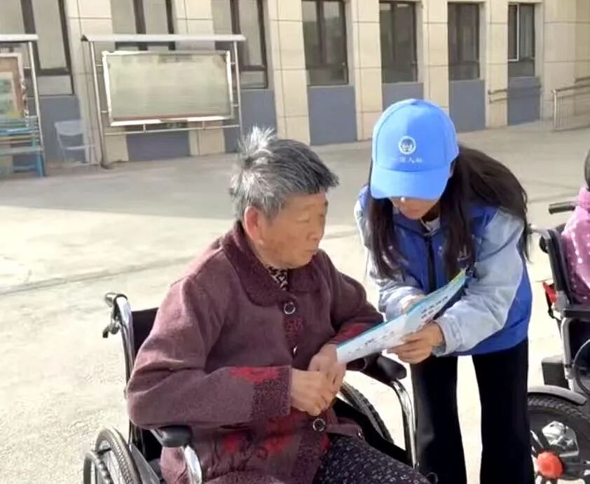 十一团社保所走进养老院为退休老人办理资格认证