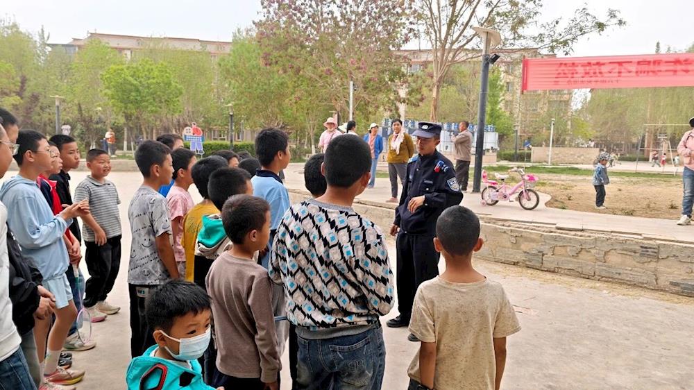 十六团日月星光社区联合警务室开展青少年安全宣传
