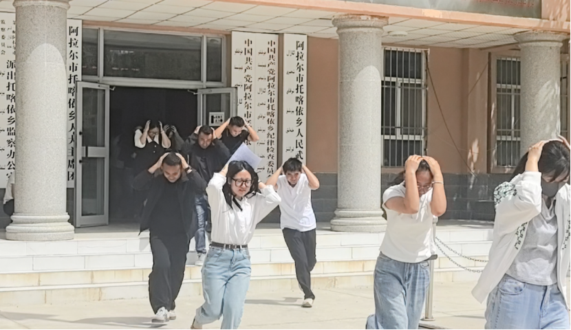 以练筑防 以演备战 —— 托喀依乡开展地震双盲逃生演练