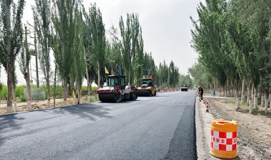 G217（博斯坦）-16团公路项目第一合同段沥青面层铺设完成