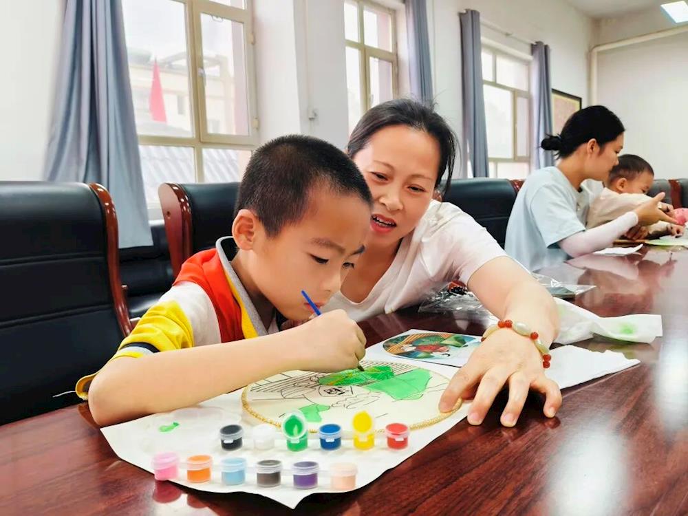  童心绘扇庆“六一 ”  亲子相伴乐融融--五团春风路社区趣味手工过“六一”活动暖心开启