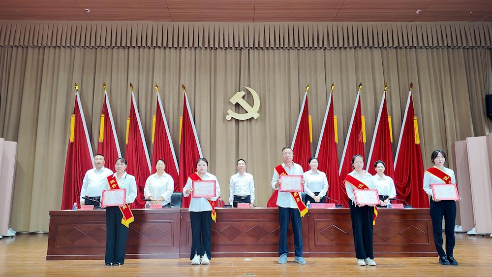 青松路街道召开庆祝中国共产党成立105周年暨“两优一先”表彰大会