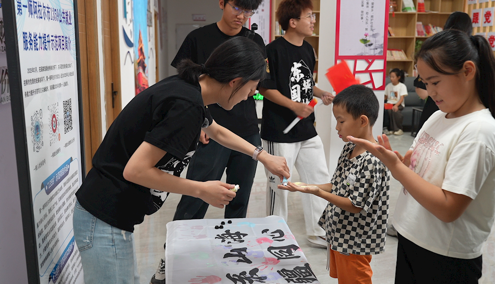 银龄传薪 学子承志——滨水社区联合东华大学开展红色教育实践活动