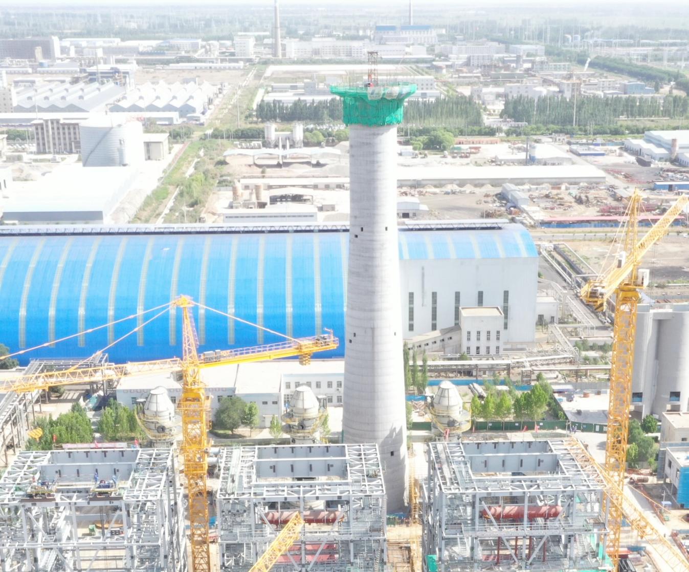 工程建设再提速！阿拉尔经开区背压热电联产项目144.5米烟囱顺利封顶