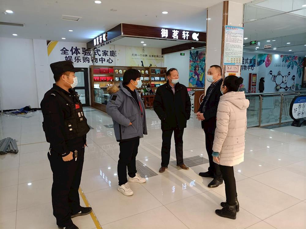 师市人员不聚集工作专班对阿拉尔市城区公共场所落实人员不聚集制度进行检查