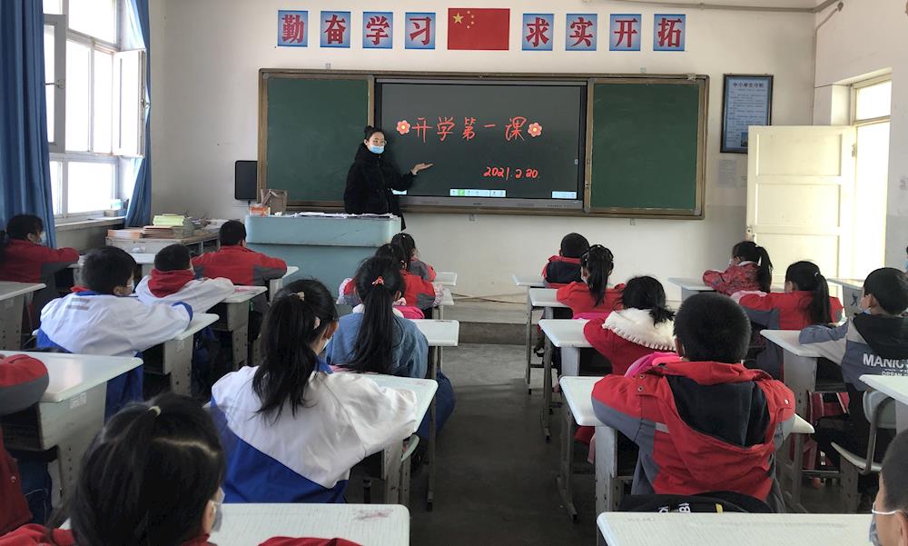 三团中学开展《开学第一课》、“我们的节日”、 升国旗仪式等主题系列教育活动